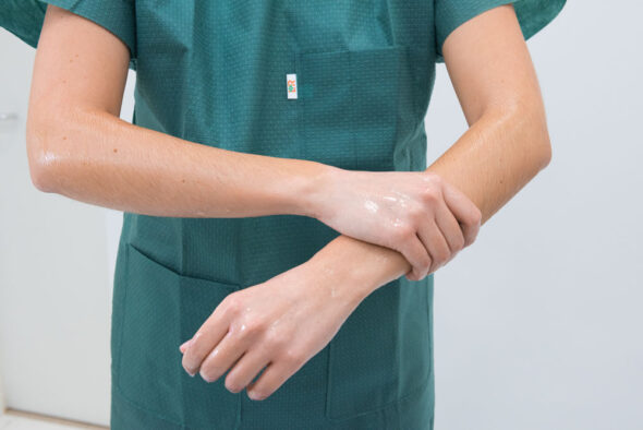 Chirurgische Händedesinfektion mit L+R hand disinfect, Benetzung Unterarme, Durchführung chirurgische Händedesinfektion