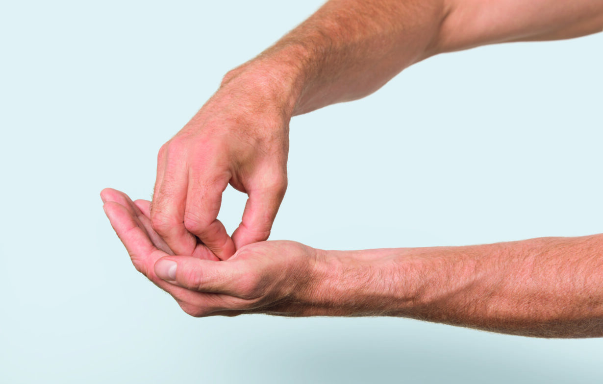 alkoholische Händedesinfektion mit besonderem Augenmerk auf Fingerkuppen und Daumen