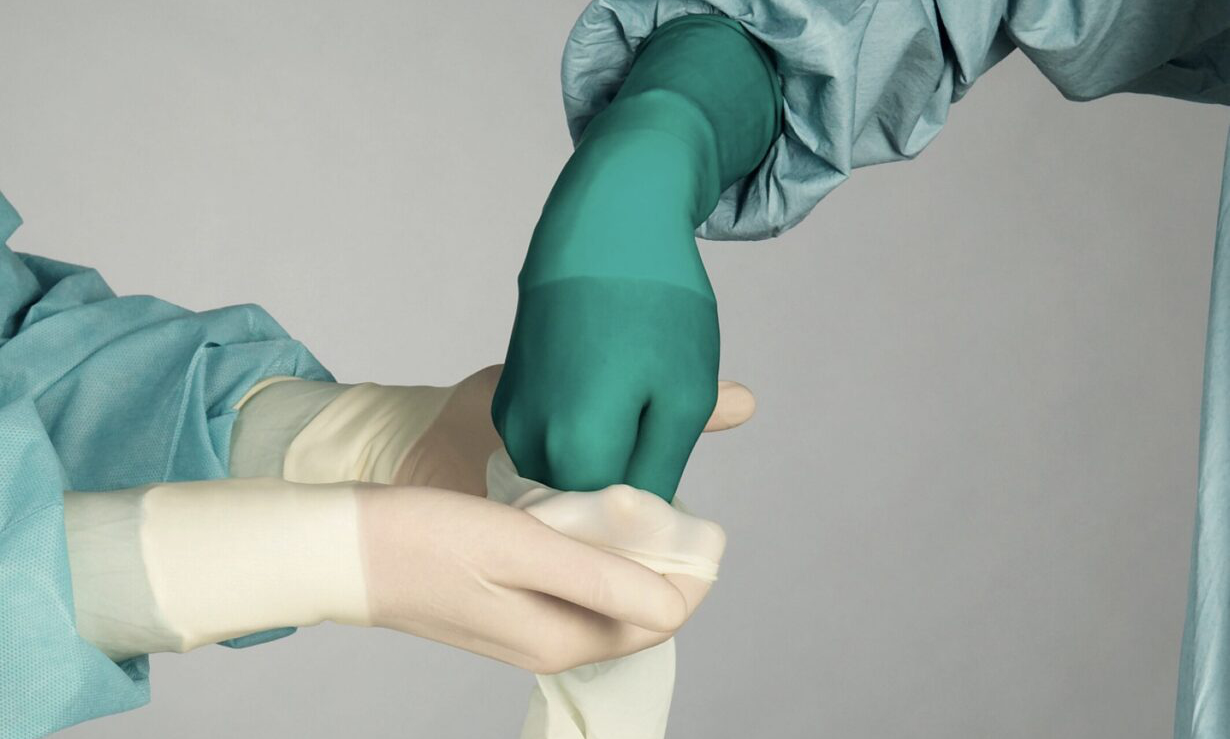 sterile OP-Handschuhe, doppelte Behandschuhung, double gloving, Indikatorhandschuh